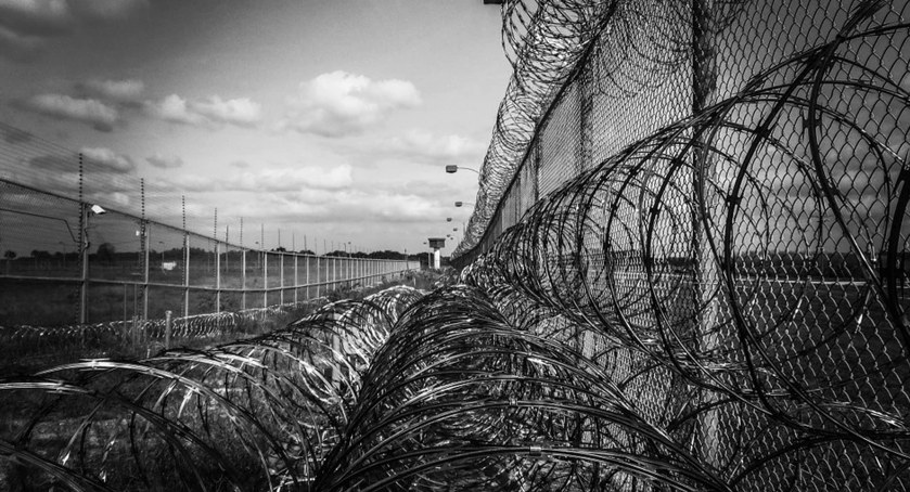 Kaliska. Na widok policjantów wpadł w panikę... bo ścigał go sąd