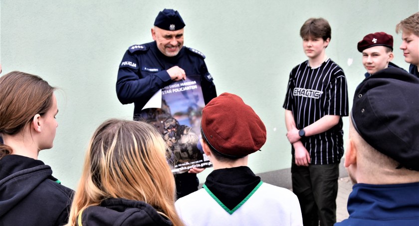 Oficer prasowy kościerskiej komendy zachęcał harcerzy do wstąpienia do Policji
