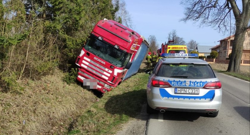 Lubieszyn. Ciężarówka wpadła do rowu