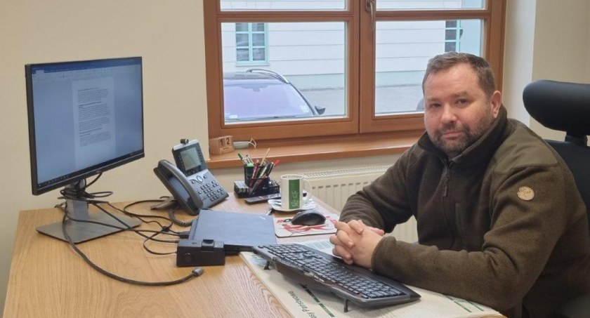 Śmieci w lasach. O tym problemie mówi nadleśniczy Michał Jaworski 