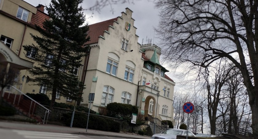 Radni domagają się zawieszenia flagi na budynku starostwa