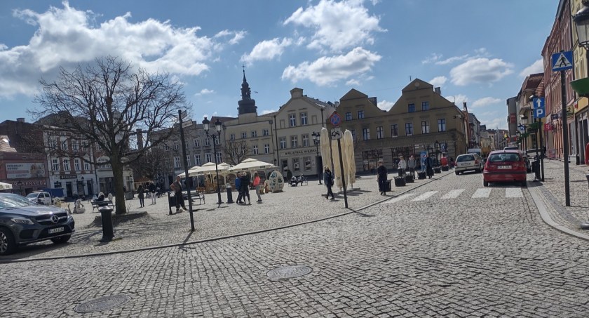 Spożywają alkohol w centrum Kościerzyny. To zmora dla mieszkańców, przedsiębiorców i turystów