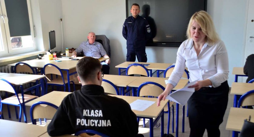 Policjanci z wizytą w Ekonomiku - zachęcali do wstąpienia w swoje szeregi