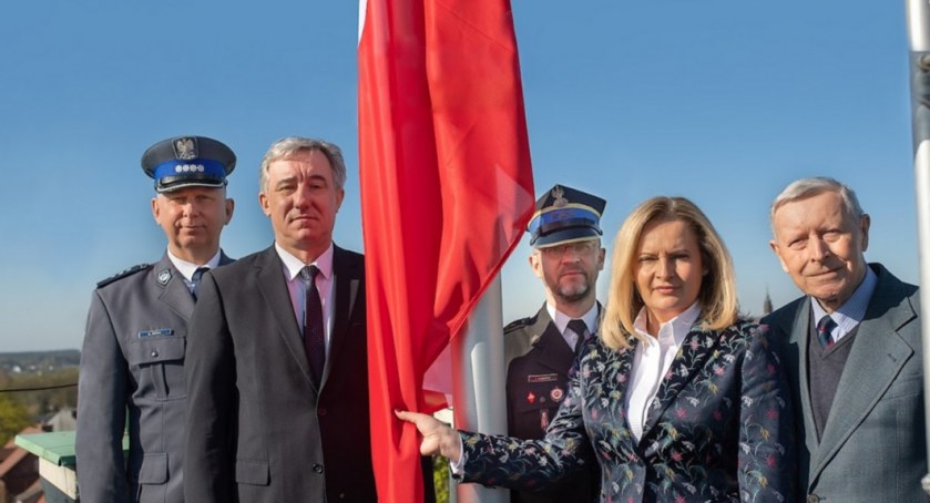 Postulat radnych powiatu spełniony. Biało-czerwona flaga powiewa już na budynku starostwa