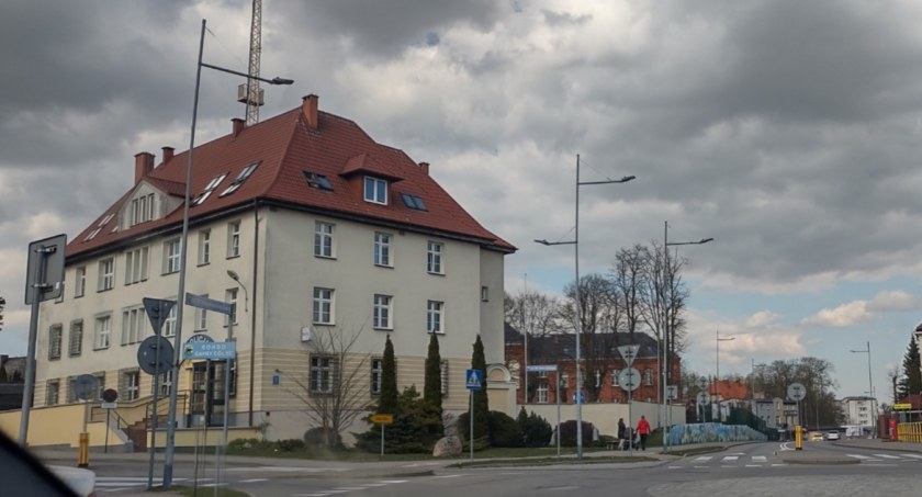 Policjanci pracują w trudnych warunkach. Czy doczekają się wreszcie nowej komendy?