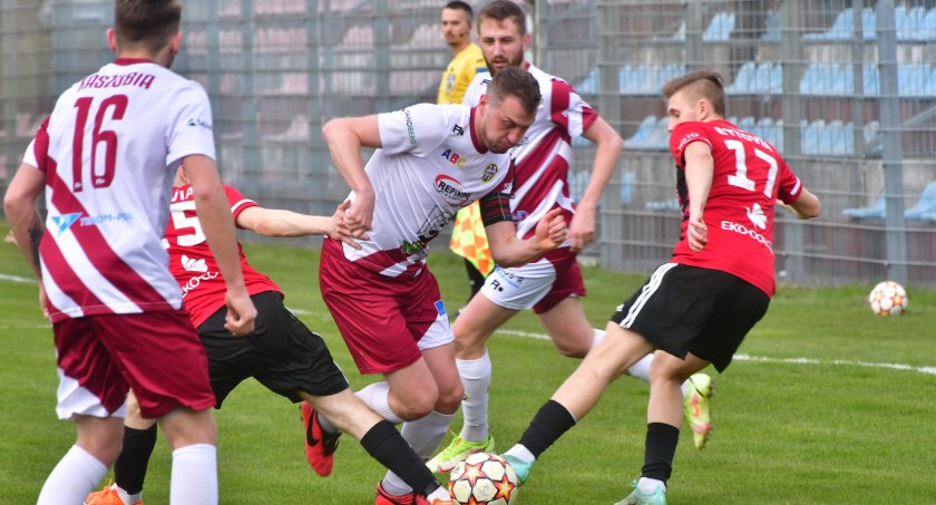 Kaszubia zdobywa cenne punkty w meczu z Lechią, a Gwiazda doznaje porażki w starciu z Tęczą Brusy