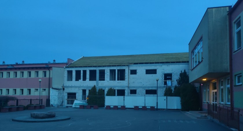 Mimo szalejących cen, rozbudowa szkoły w Dziemianach nie jest zagrożona