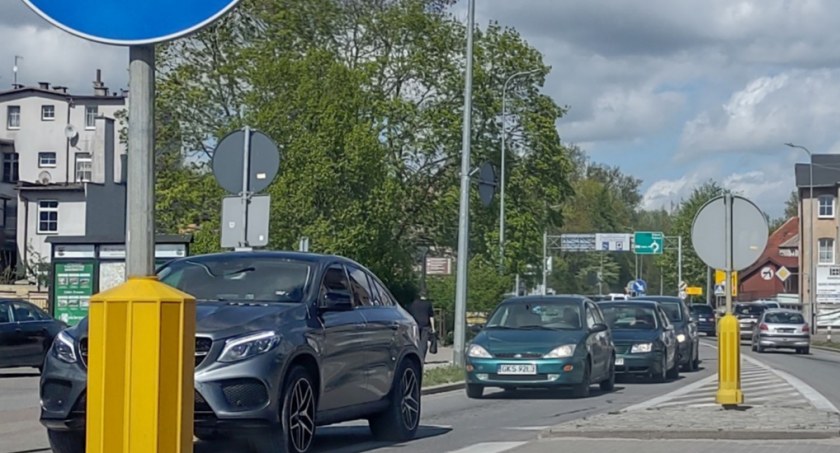 Kościerzyna. Budują ścieżki rowerowe, a kierowcy stoją w gigantycznych korkach