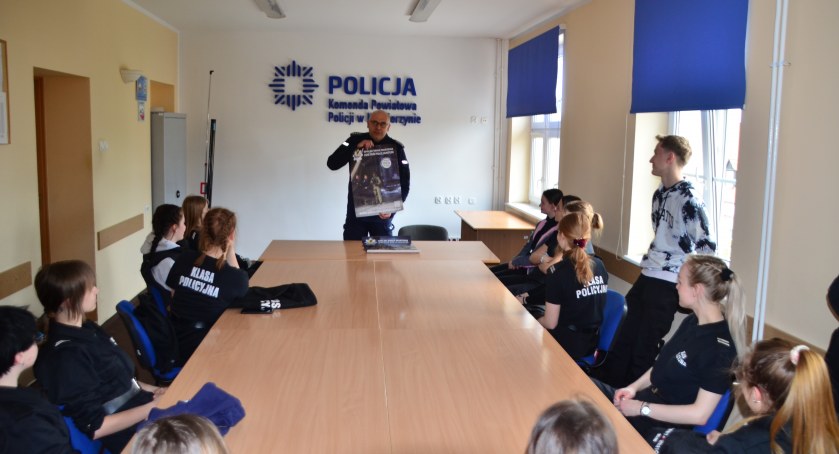 Młodzież odwiedziła policjantów w komendzie