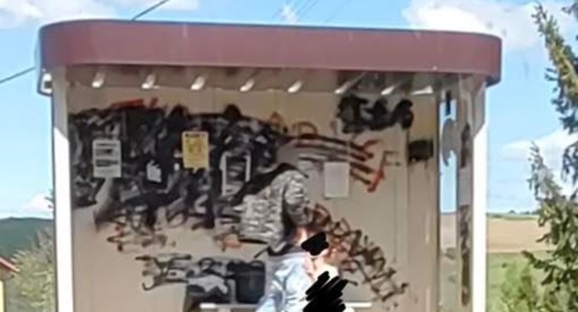 Seks na przystanku autobusowym w Szumlesiu Szlecheckim. Sprawą zajmie się policja