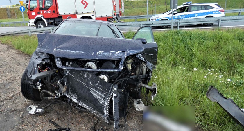 Kościerzyna. Rozbił mercedesa na balustradzie obwodnicy
