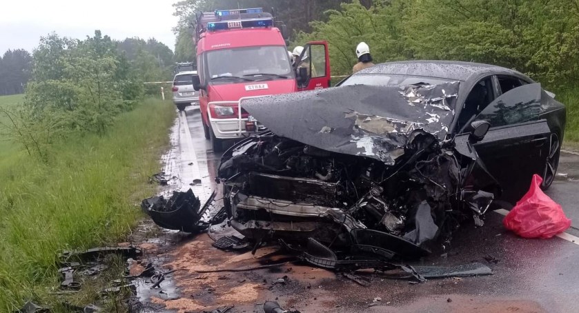 Skorzewo. Czołówka audi z busem - cztery osoby w szpitalu