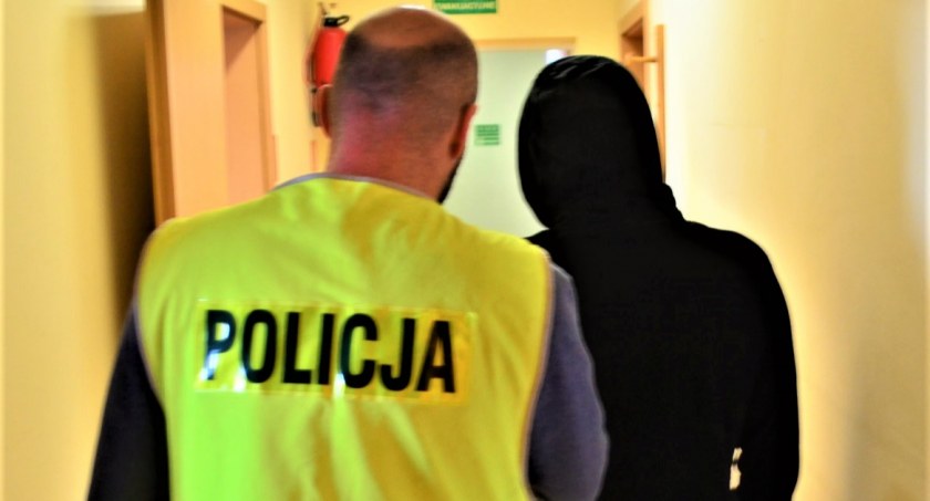 29-latek uprawiał marihuanę w szafie na ubrania