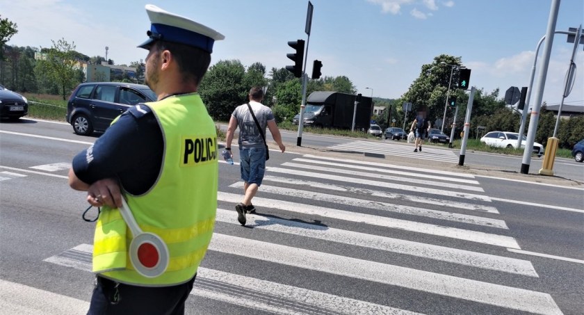 Piesi, rowerzyści i kierowcy pod lupą Policji - trwają policyjne działania