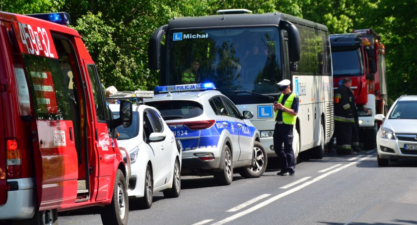 Horniki. Autobus najechał na tył kii, kierowanej przez 80-latka  