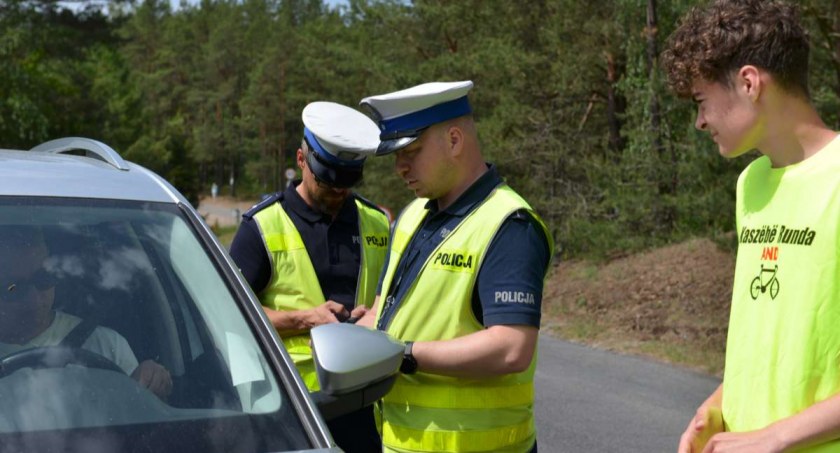 Kościerzyna. Policjanci zabezpieczali przejazd rowerzystów