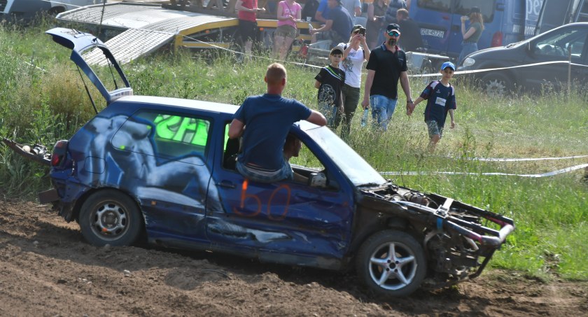 Ryk silników, kłęby kurzu, czyli kolejna odsłona Wrak Race Kościerzyna