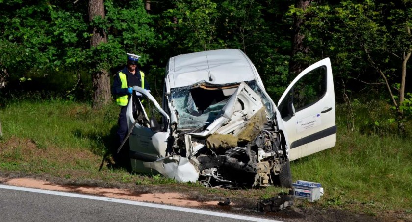 Peugeotem uderzył w Scanię na K20 - 38-latek w szpitalu