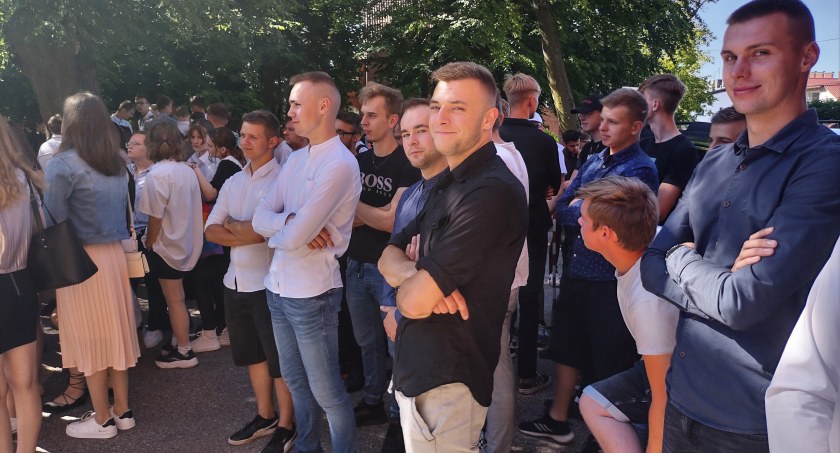 Zakończyli naukę, a teraz idą wypoczywać albo pracować