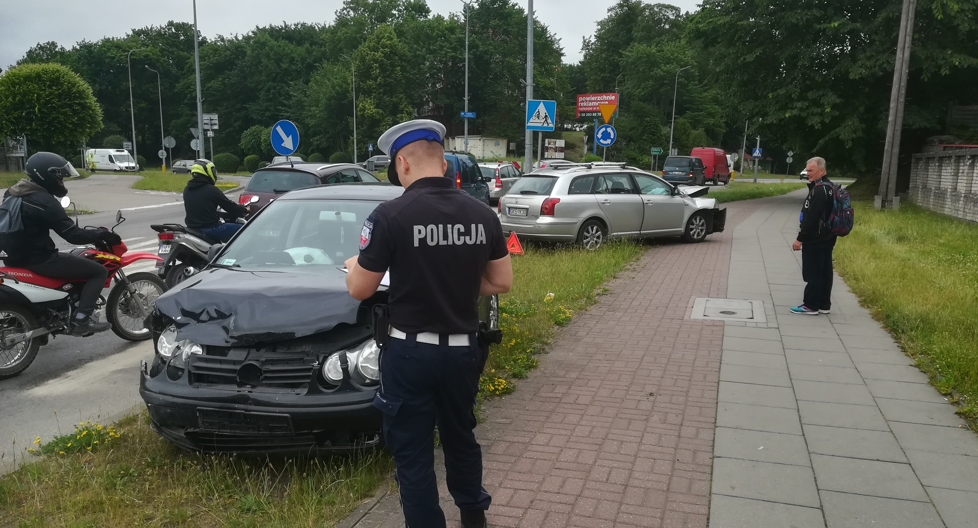 Kościerzyna. 19-latka kierując VW przeleciała przez wysepkę i zderzyła się z toyotą