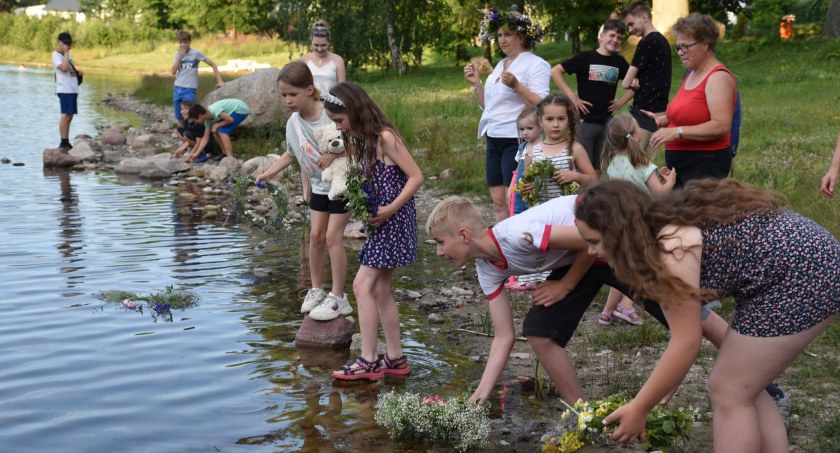 Konne przejażdżki, plecenie wianków i dobra zabawa w Nowym Barkoczynie