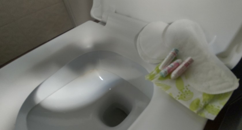 Do kanalizacji wrzucają folie, pampersy, tampony, a nawet śledzie