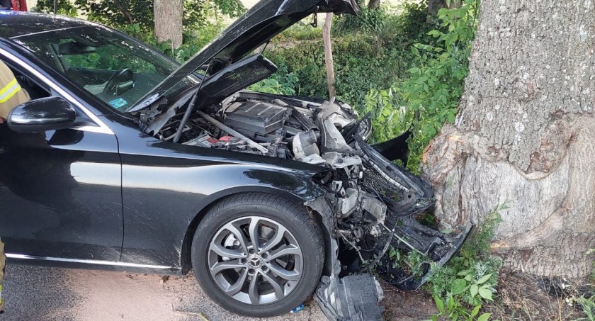 Grabowo Kościerskie. Mercedes rozbił się na drzewie