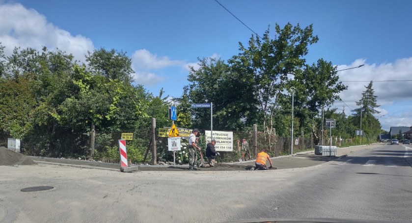 Poważne utrudnienia w ruchu na Osiedlu 1000-lecia. Pojazdy trzeba usunąć z parkingu