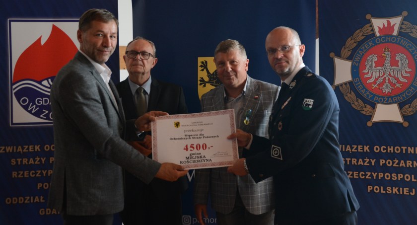 Strażacy-ochotnicy z kolejną dotacją na zakup sprzętu i umundurowania