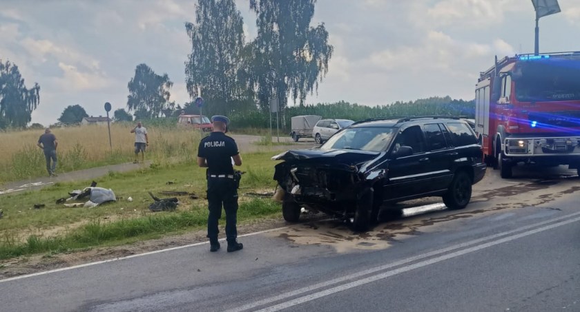 Wypadek na DW214 - jeep zderzył się z fordem