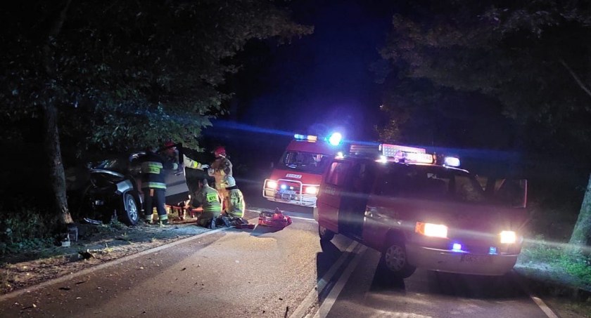 Grabowo. Rozbił tiguana na drzewie, a sam trafił do szpitala
