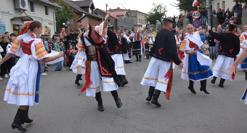 Roztańczony i barwny korowód zespołów z całego świata przeszedł ulicami Wiela