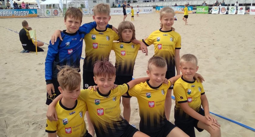 Młodzi piłkarze Santany Wielki Klincz wygrywają turniej piłki plażowej w Sopocie