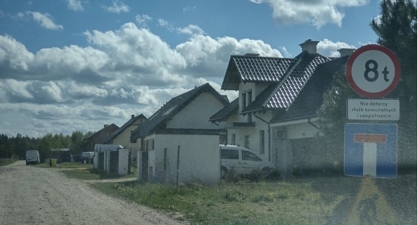Kiedy rozpocznie się remont trzech dróg w Małym Klinczu? Gmina ogłasza już czwarty przetarg, który ma wyłonić wykonawcę