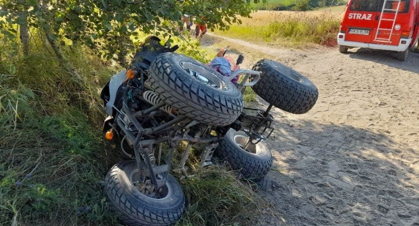 Grabowo Kościerskie. Uderzył quadem w drzewo - 26-latek w szpitalu