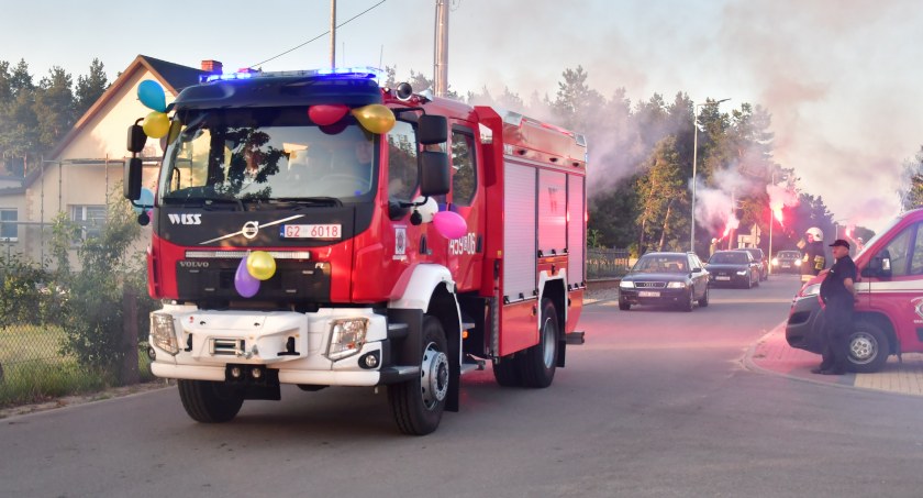 Spektakularne powitanie nowego wozu gaśniczego dla strażaków z Grabówka