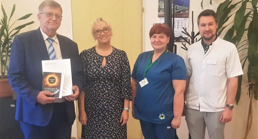 Kościerski szpital otrzymał prezent do samorządowców z Sulęczyna