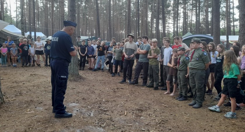 Kościerscy policjanci na harcerskim obozie w Szenajdzie