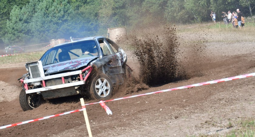 Wrak Race Liniewo. Motoryzacyjna rywalizacja w szczytnym celu