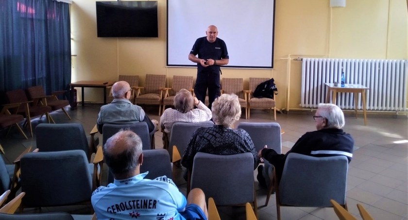 Policjanci z seniorami o bezpieczeństwie 