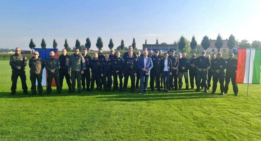 Asp. sztab. Rafał Budnik wraz ze swoim czworonożnym kompanem w Czechach