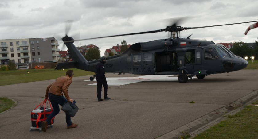 Policyjny Black Hawk przyleciał po serce do Kościerzyny