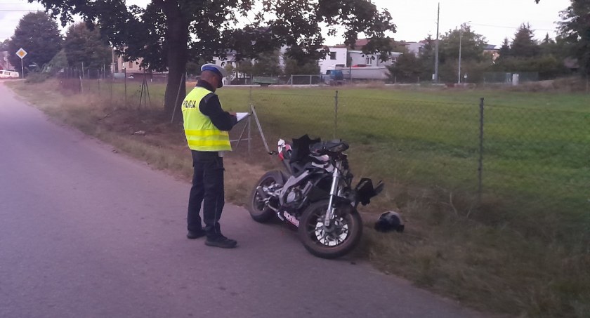 Kompletnie pijany kierował motorowerem - jazdę zakończył na ogrodzeniu
