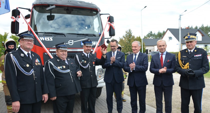 OSP Grabówko oficjalnie z nowym samochodem ratowniczo-gaśniczym