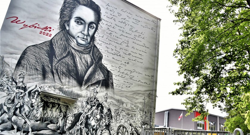 Wyjątkowy mural z Józefem Wybickim pojawił się na murach kościerskiego ogólniaka