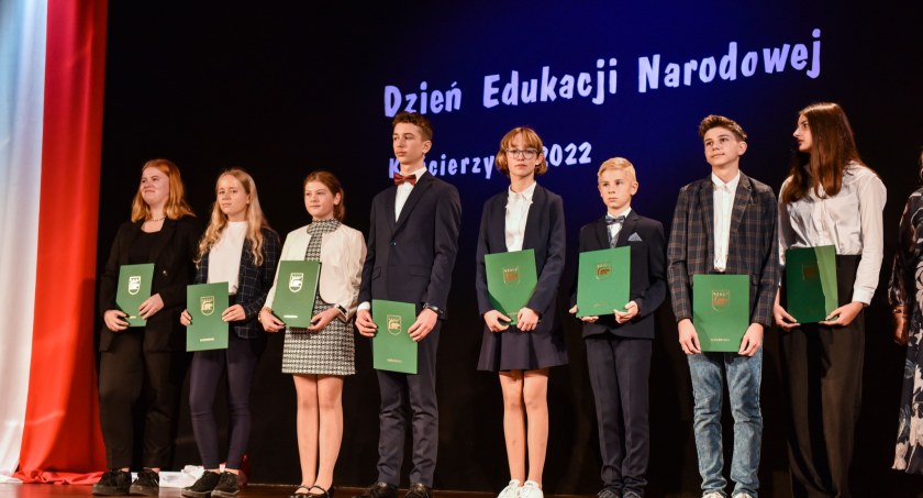Stypendia burmistrza dla najzdolniejszych uczniów i studentów rozdane. Nagrody dostali też nauczyciele