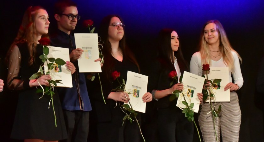 Stypendia i nagrody starosty kościerskiego powędrowały do najzdolniejszych uczniów