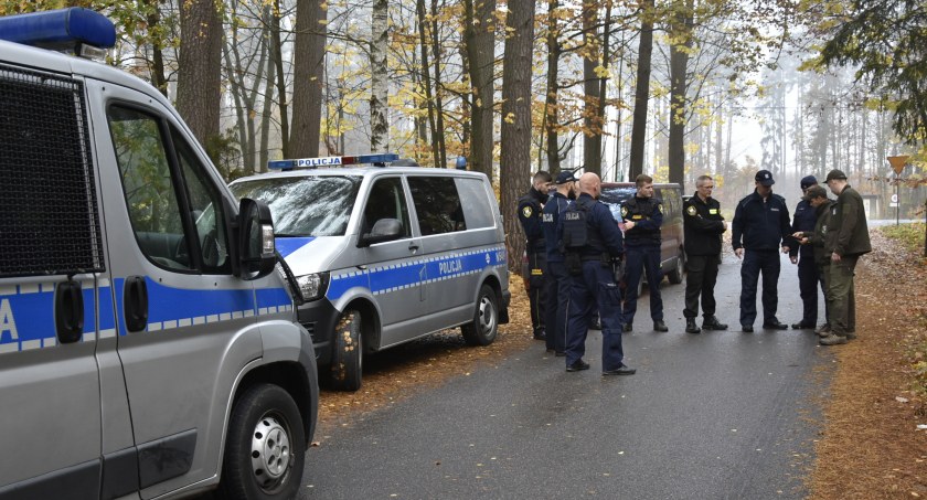 Wypadek podczas konwoju przestępcy. Policjant ranny, przestępca zbiegł [Ćwiczenia]