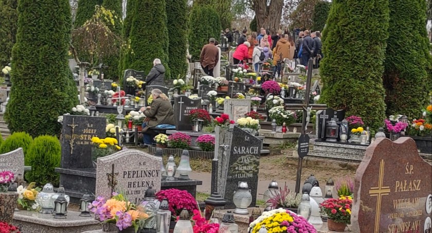 Wszystkich Świętych. Mieszkańcy odwiedzają groby bliskich