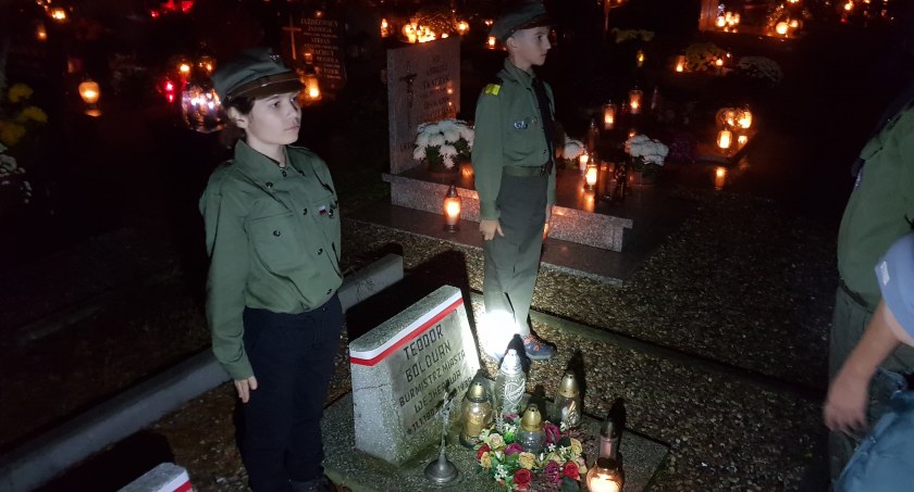 Harcerze uprzątnęli miejsca pamięci i oddali hołd poległym